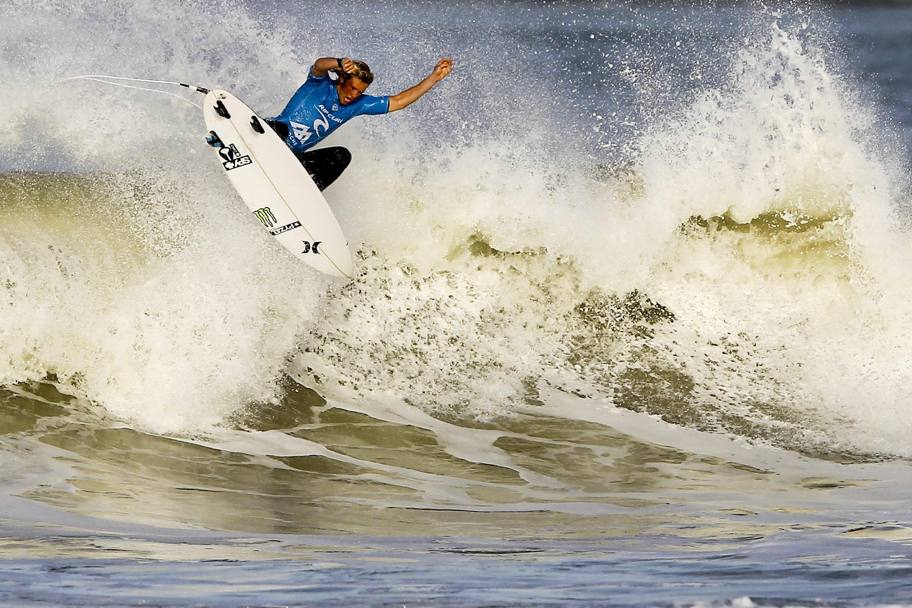 Portogallo, il surfista John florence in azione durante la Moche Rip Curl Pro (EPA)